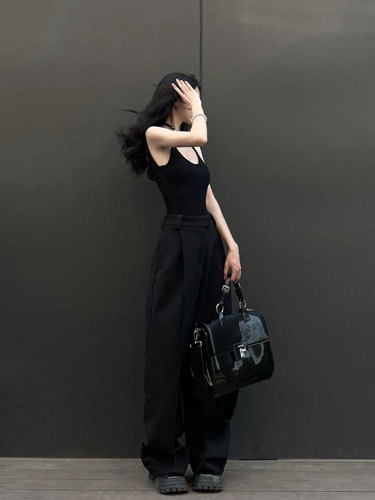 BACKLESS BODYSUIT WITH SCOOP NECK SLIM FIT DESIGN