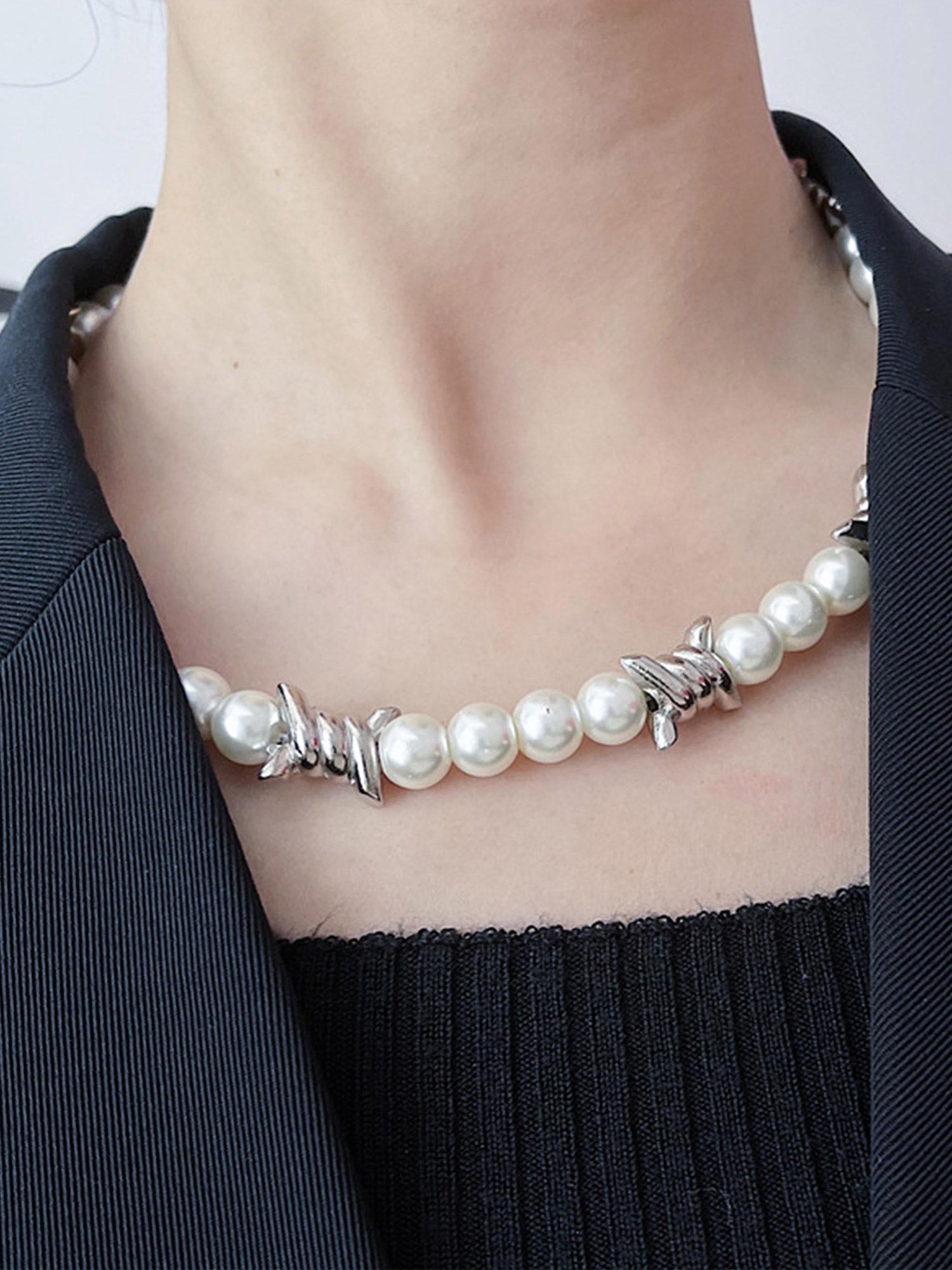BARBED WIRE AND PEARL NECKLACE WITH WHITE GOLD PLATING