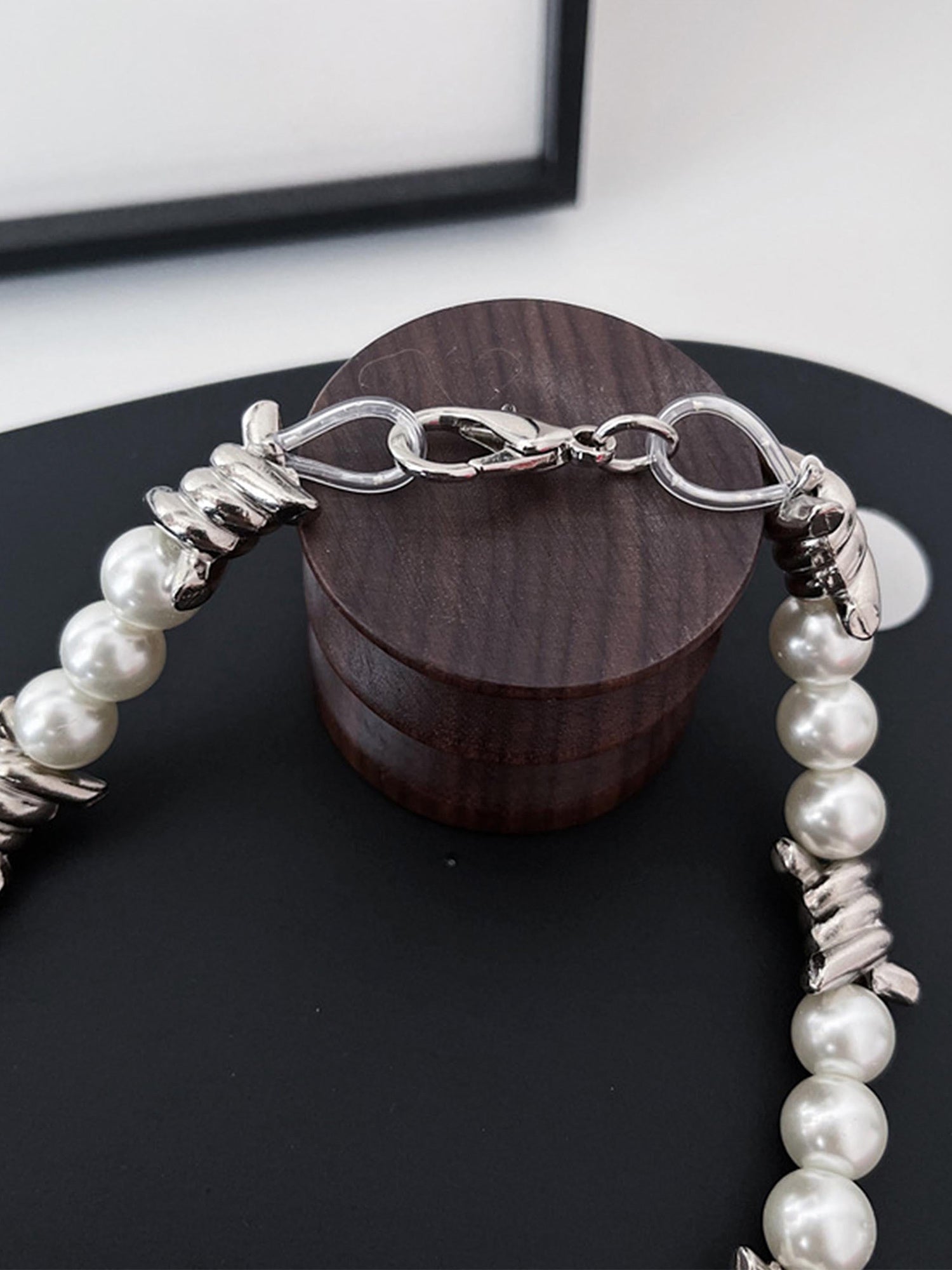 BARBED WIRE AND PEARL NECKLACE WITH WHITE GOLD PLATING