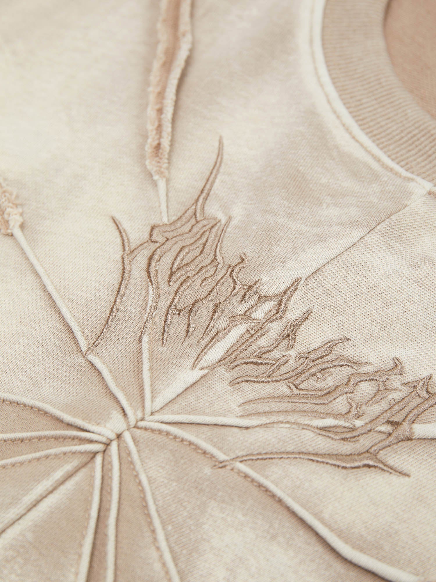 BEIGE SHORT-SLEEVED T-SHIRT WITH HEAVYWEIGHT SPLIT-EMBROIDERY