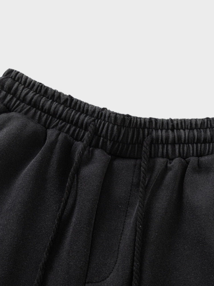 BLACK ATHLETIC SHORTS WITH SIZE RECOMMENDATIONS FOR A PERFECT FIT