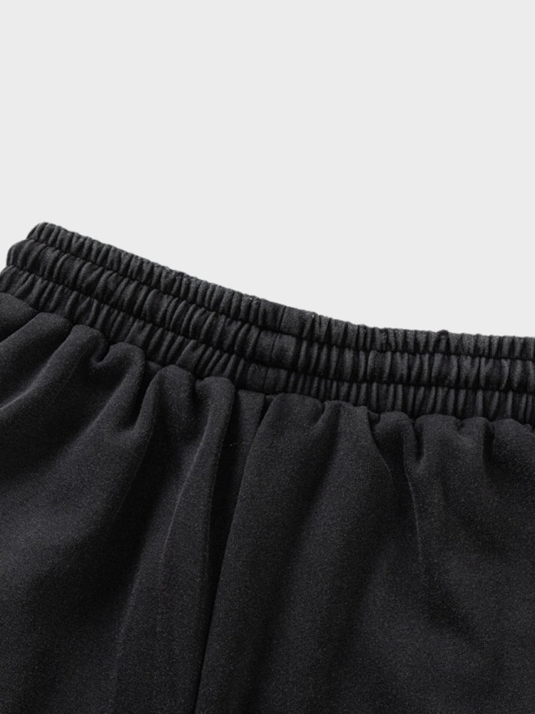 BLACK ATHLETIC SHORTS WITH SIZE RECOMMENDATIONS FOR A PERFECT FIT