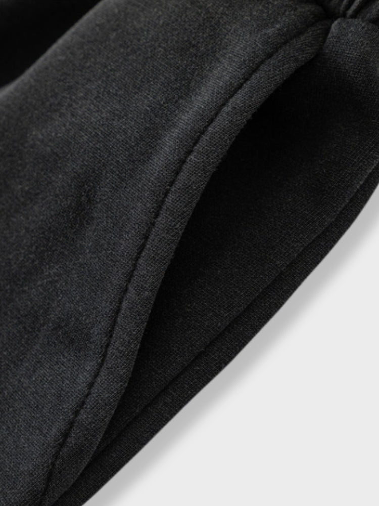 BLACK ATHLETIC SHORTS WITH SIZE RECOMMENDATIONS FOR A PERFECT FIT