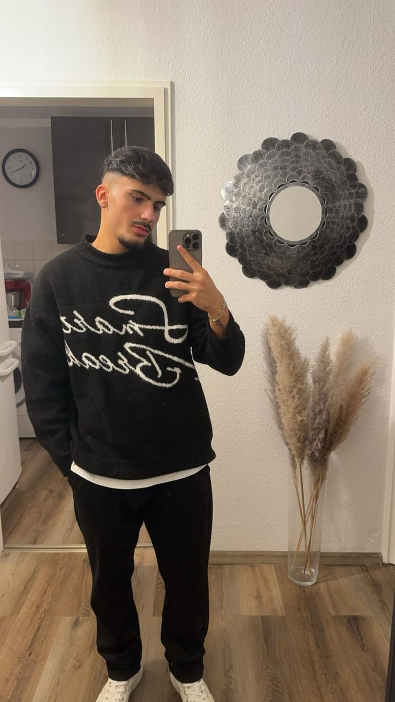 BLACK BREAK KNIT SWEATER WITH SMART BREAK TEXT