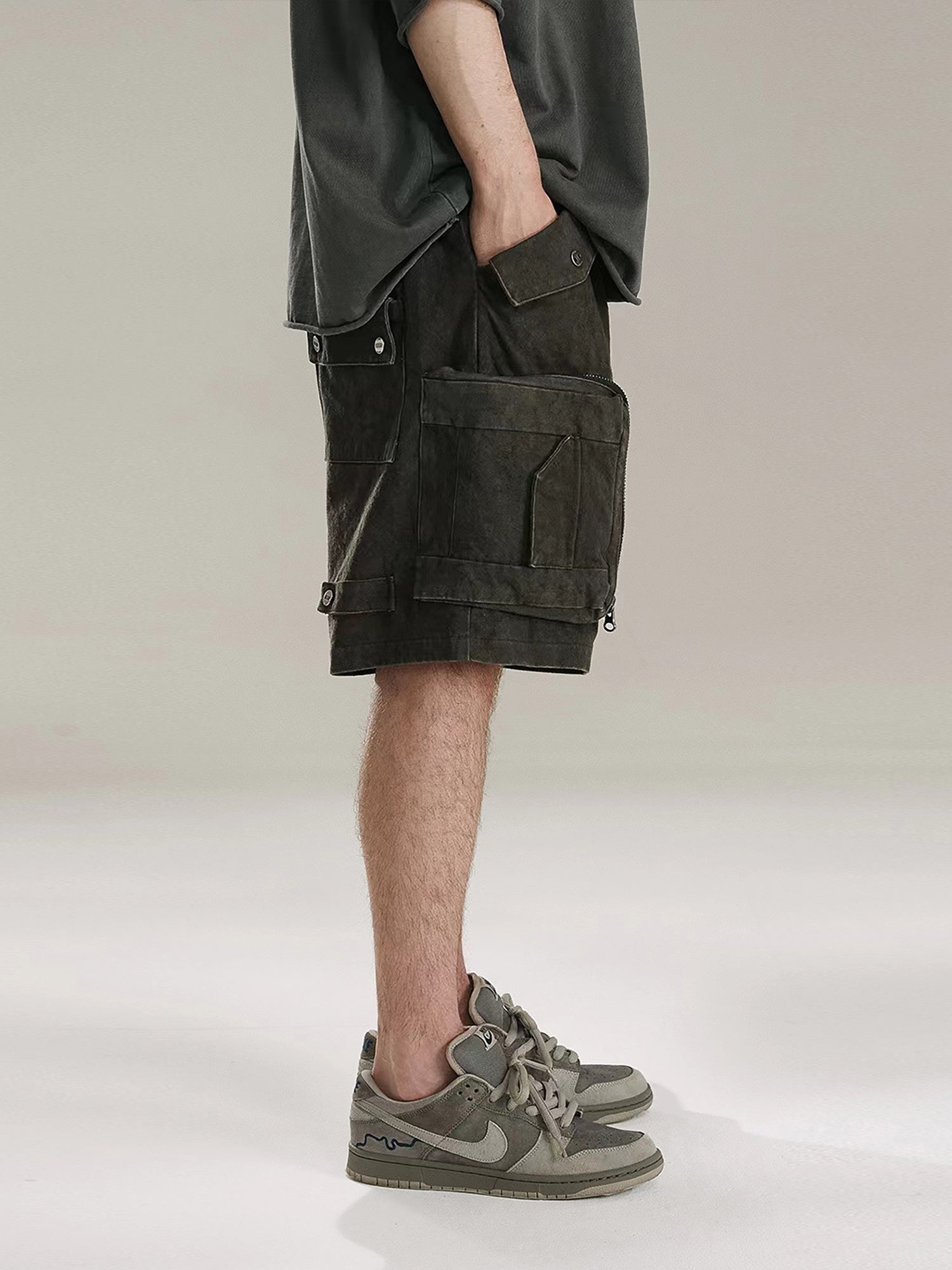 BLACK CARGO SHORTS FOR SUMMER ADVENTURES WITH MULTI POCKETS
