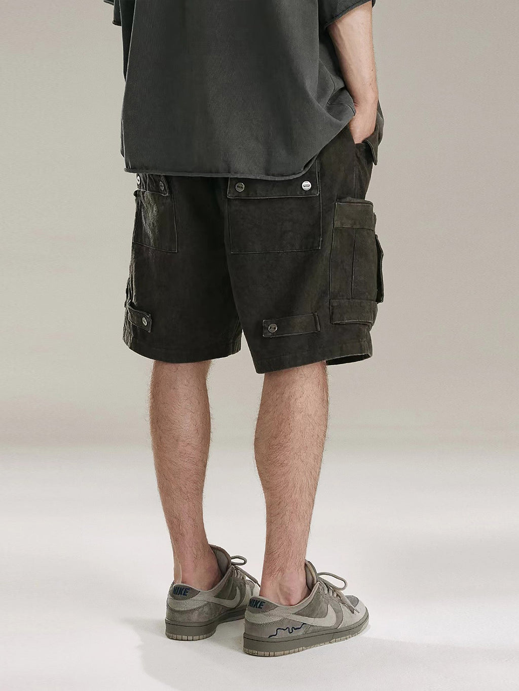 BLACK CARGO SHORTS FOR SUMMER ADVENTURES WITH MULTI POCKETS