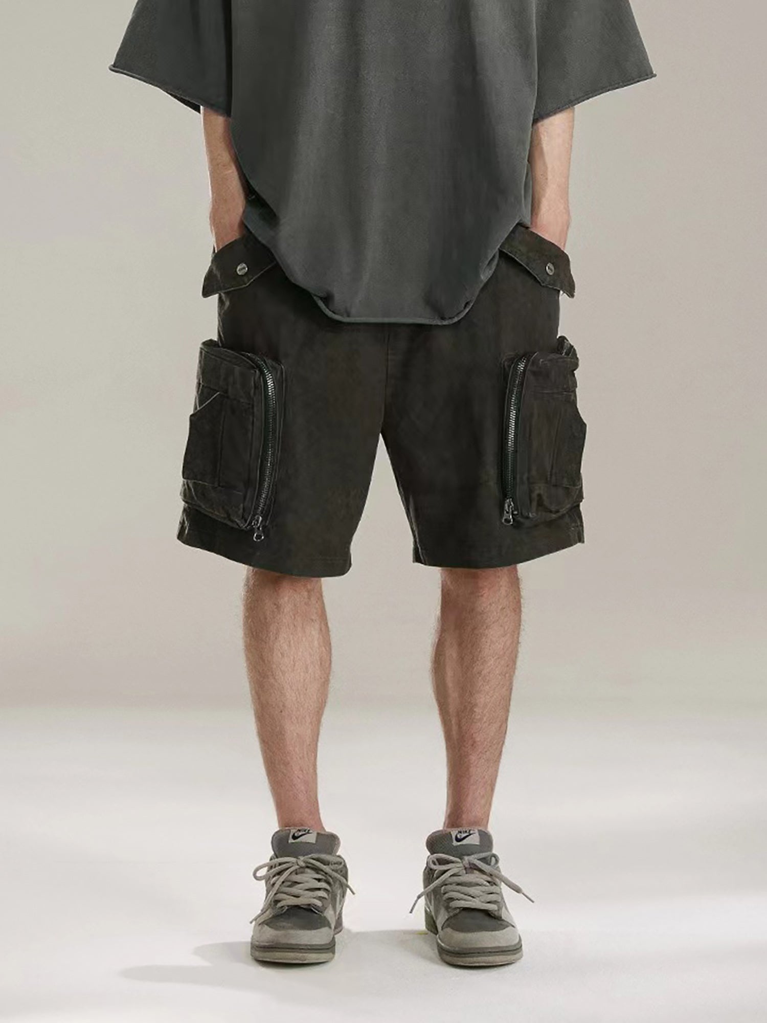 BLACK CARGO SHORTS FOR SUMMER ADVENTURES WITH MULTI POCKETS