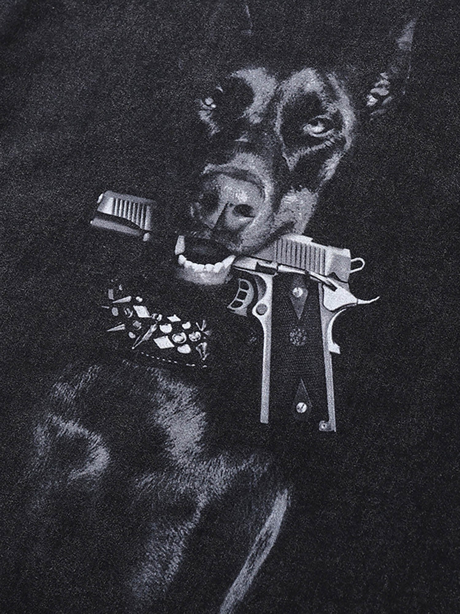 BLACK DOG AND GUN GRAPHIC SHORT SLEEVE PULLOVER T-SHIRT