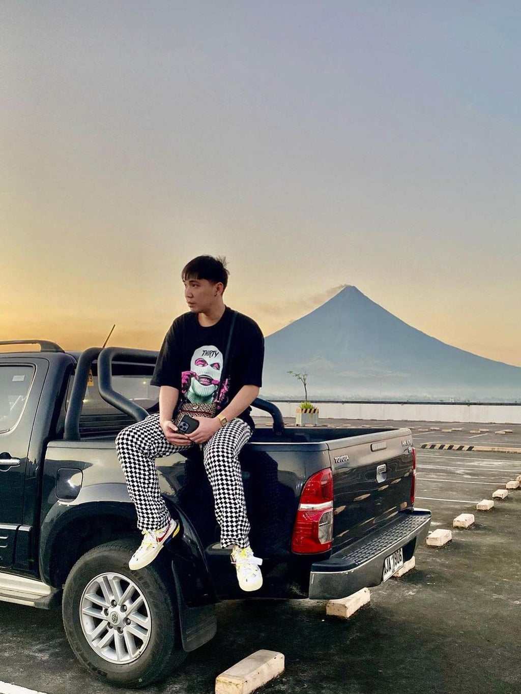 BLACK GRAPHIC T-SHIRT