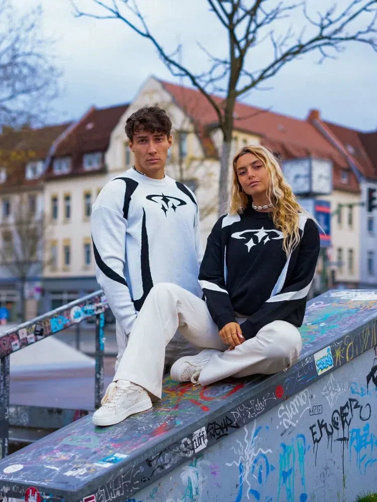 BLACK GRAPHIC Y2K VINTAGE SWEATER