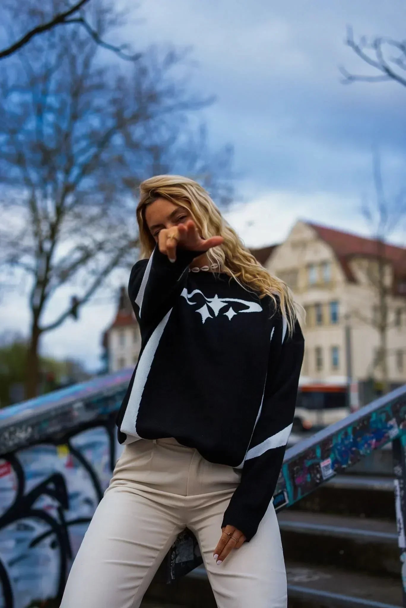 BLACK GRAPHIC Y2K VINTAGE SWEATER