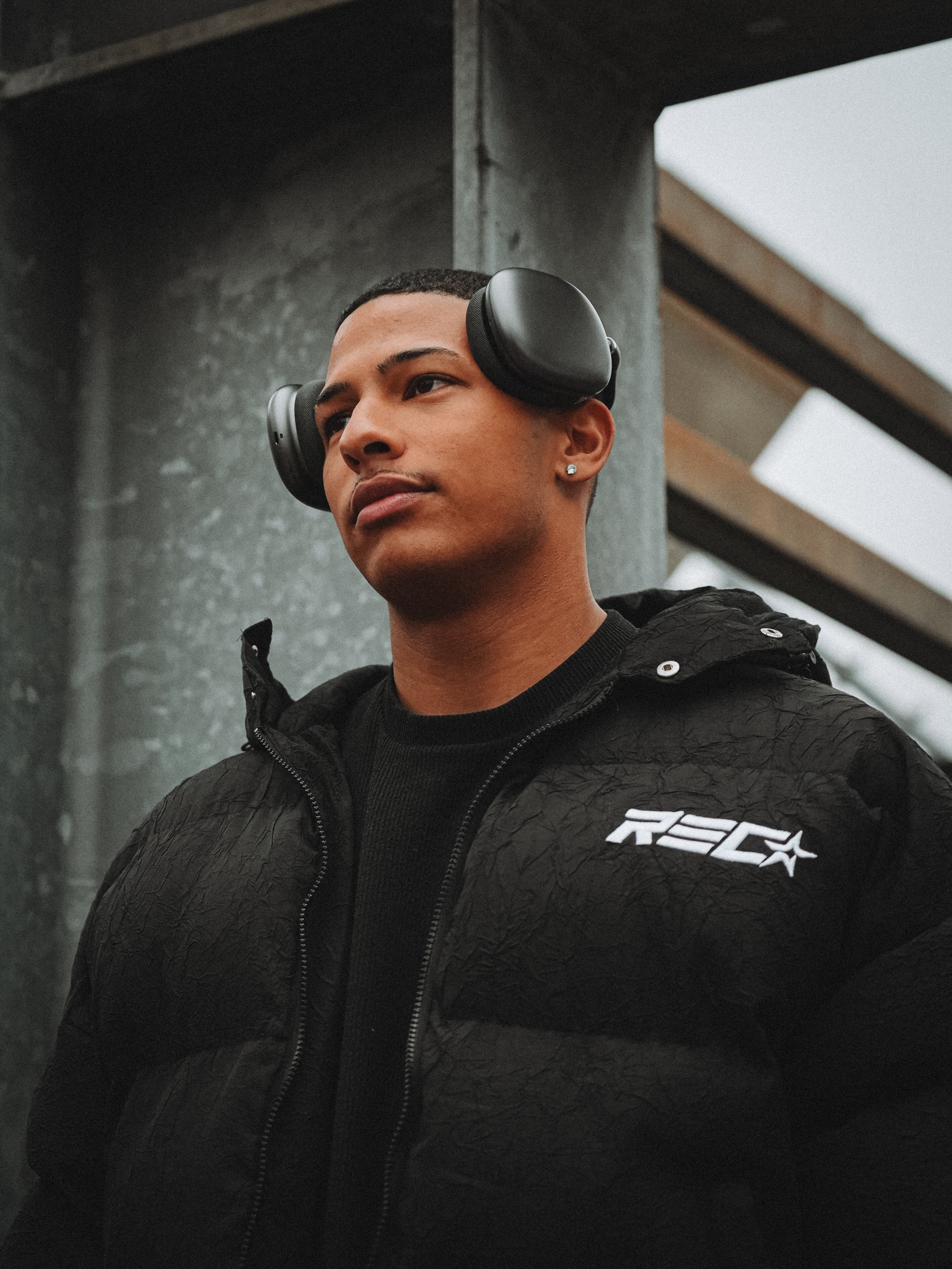 BLACK HOODED PUFFER JACKET CONFORTABLE À PORTER