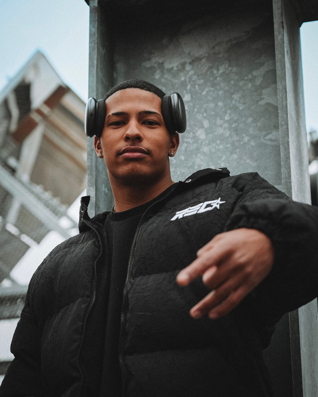 BLACK HOODED PUFFER JACKET CONFORTABLE À PORTER