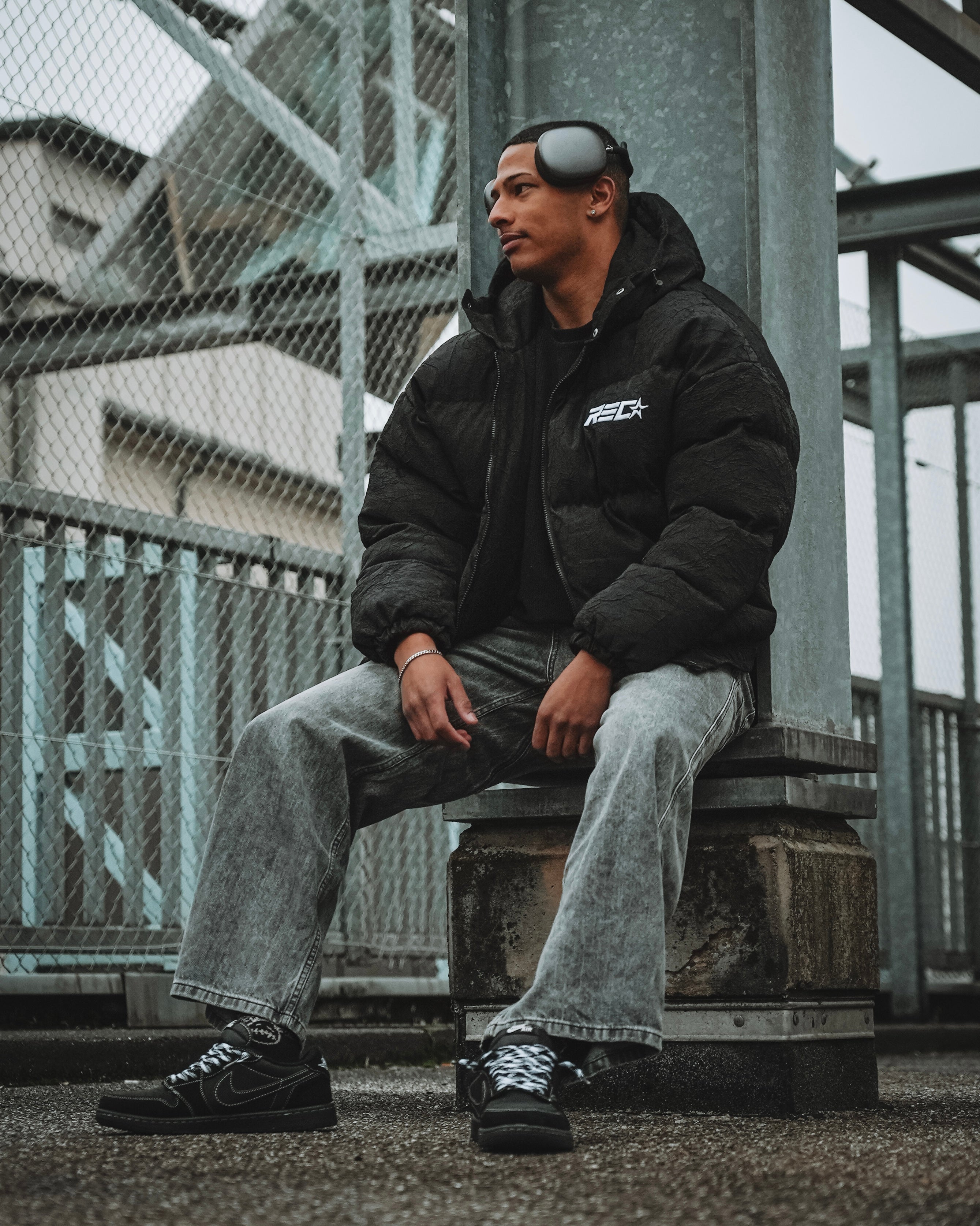 BLACK HOODED PUFFER JACKET CONFORTABLE À PORTER