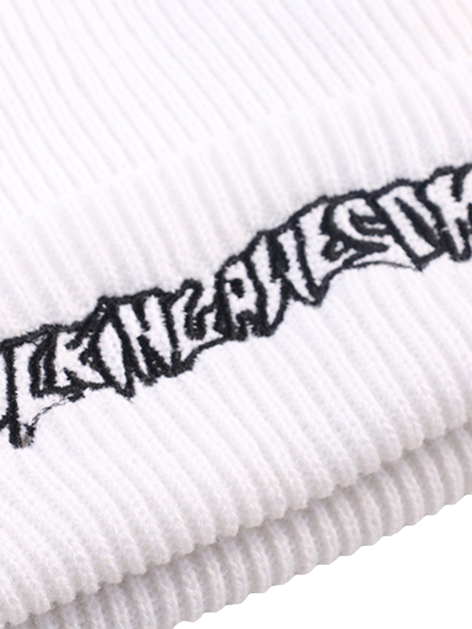 BLACK KNIT BEANIE - HIGH STREET RETRO FASHION ACCESSORY