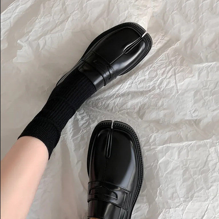 BLACK LEATHER SPLIT TOE TABI LOAFERS WITH LONDON BRIDGE DESIGN