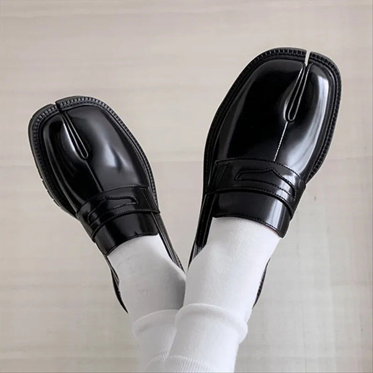BLACK LEATHER SPLIT TOE TABI LOAFERS WITH LONDON BRIDGE DESIGN