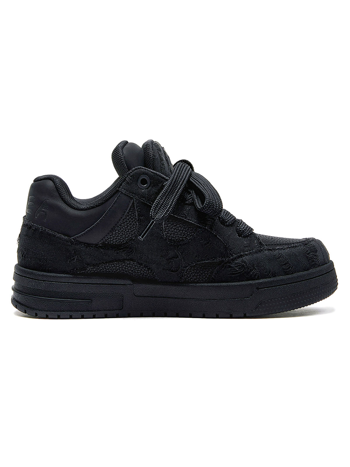 BLACK LOW-TOP SNEAKERS BLACK KNIGHT SKATE SHOES