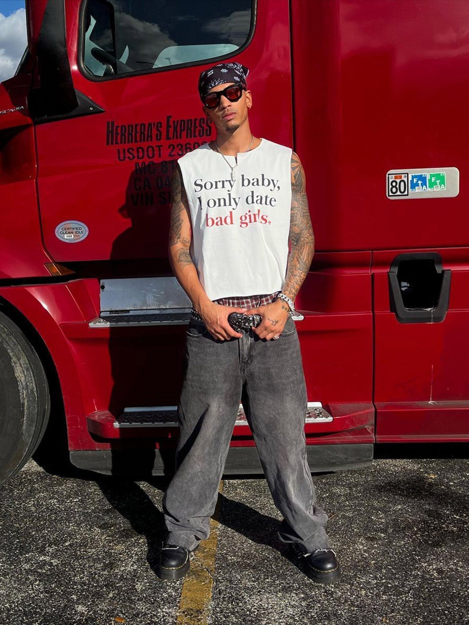 BLACK SHORT SLEEVE T-SHIRT WITH TEXT - CHIC ROUND COLLAR DESIGN