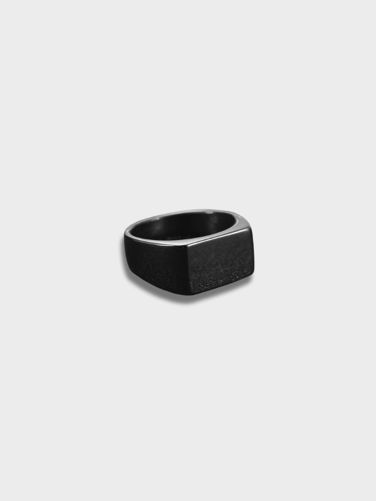 BLACK SIGNET RING WITH FLORENCE BAR DESIGN ELEMENTS