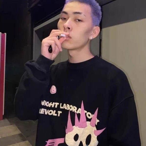 BLACK SWEATSHIRT WITH SKULL AND GUN DESIGN - STRIKING SKULL