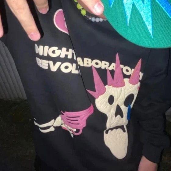 BLACK SWEATSHIRT WITH SKULL AND GUN DESIGN - STRIKING SKULL