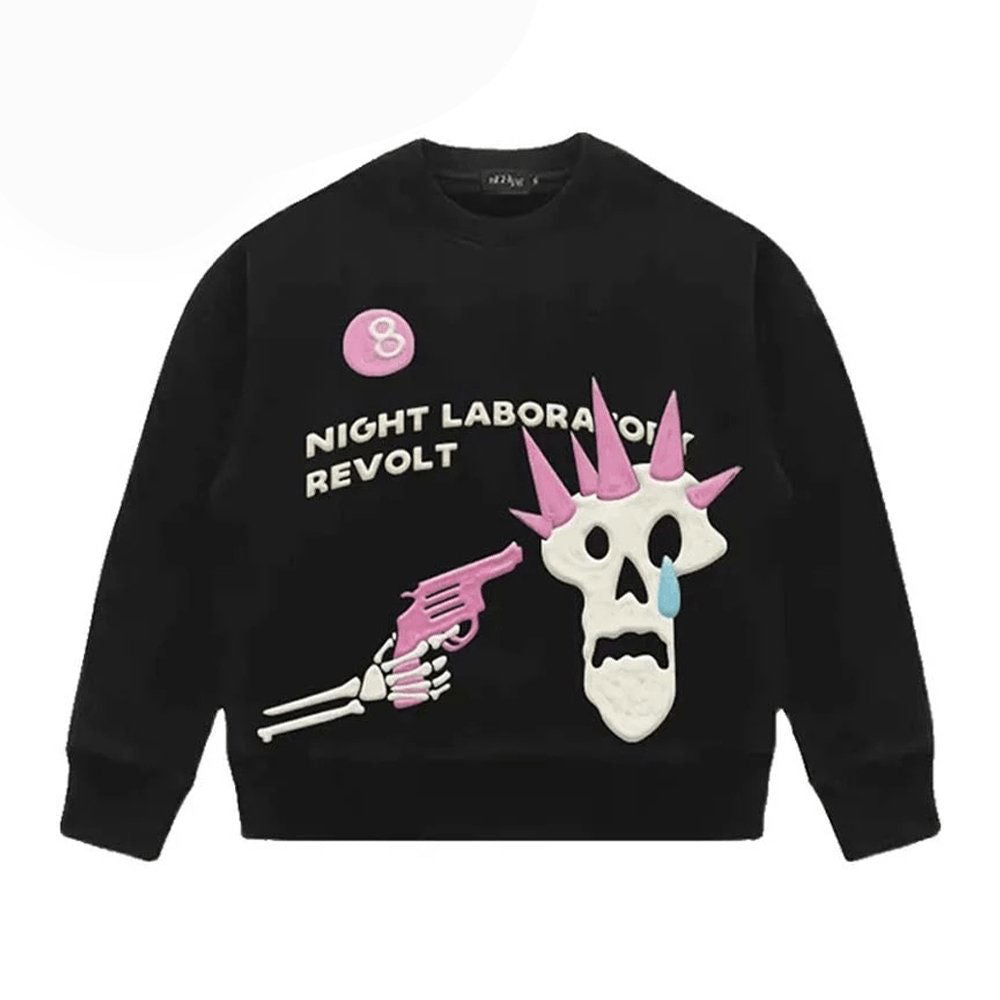 BLACK SWEATSHIRT WITH SKULL AND GUN DESIGN - STRIKING SKULL