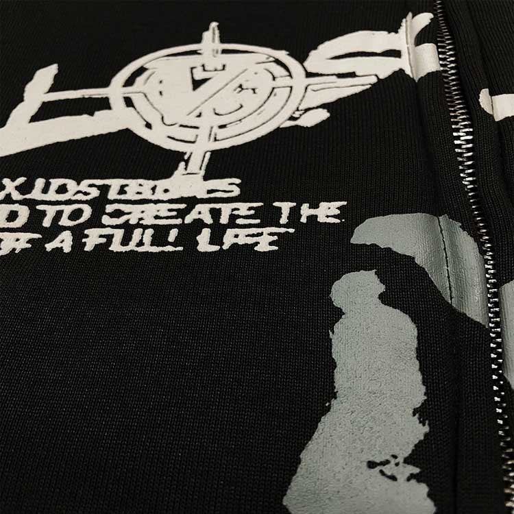 BLACK ZIP HOODIE WITH GRAPHIC DESIGN AND RIBBED CUFFS FOR PERFECT FIT