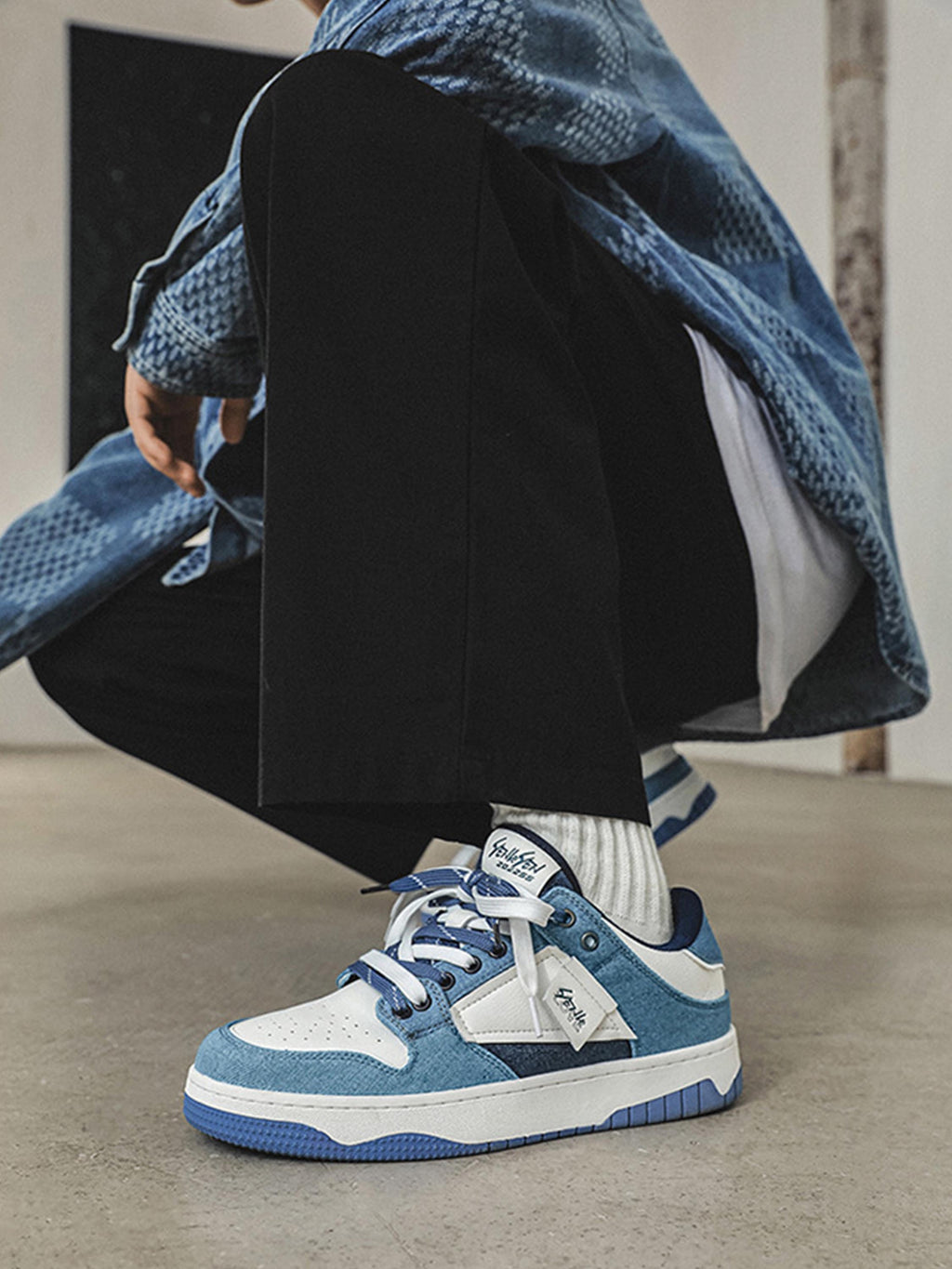 BLUE AND WHITE LOW-TOP SNEAKERS WITH ROUND TOE CASUAL DESIGN