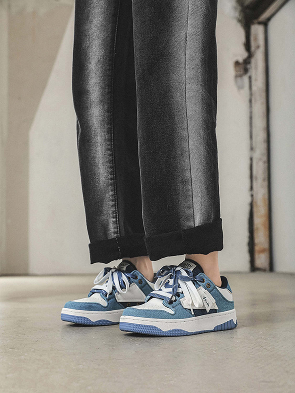 BLUE AND WHITE LOW-TOP SNEAKERS WITH ROUND TOE CASUAL DESIGN