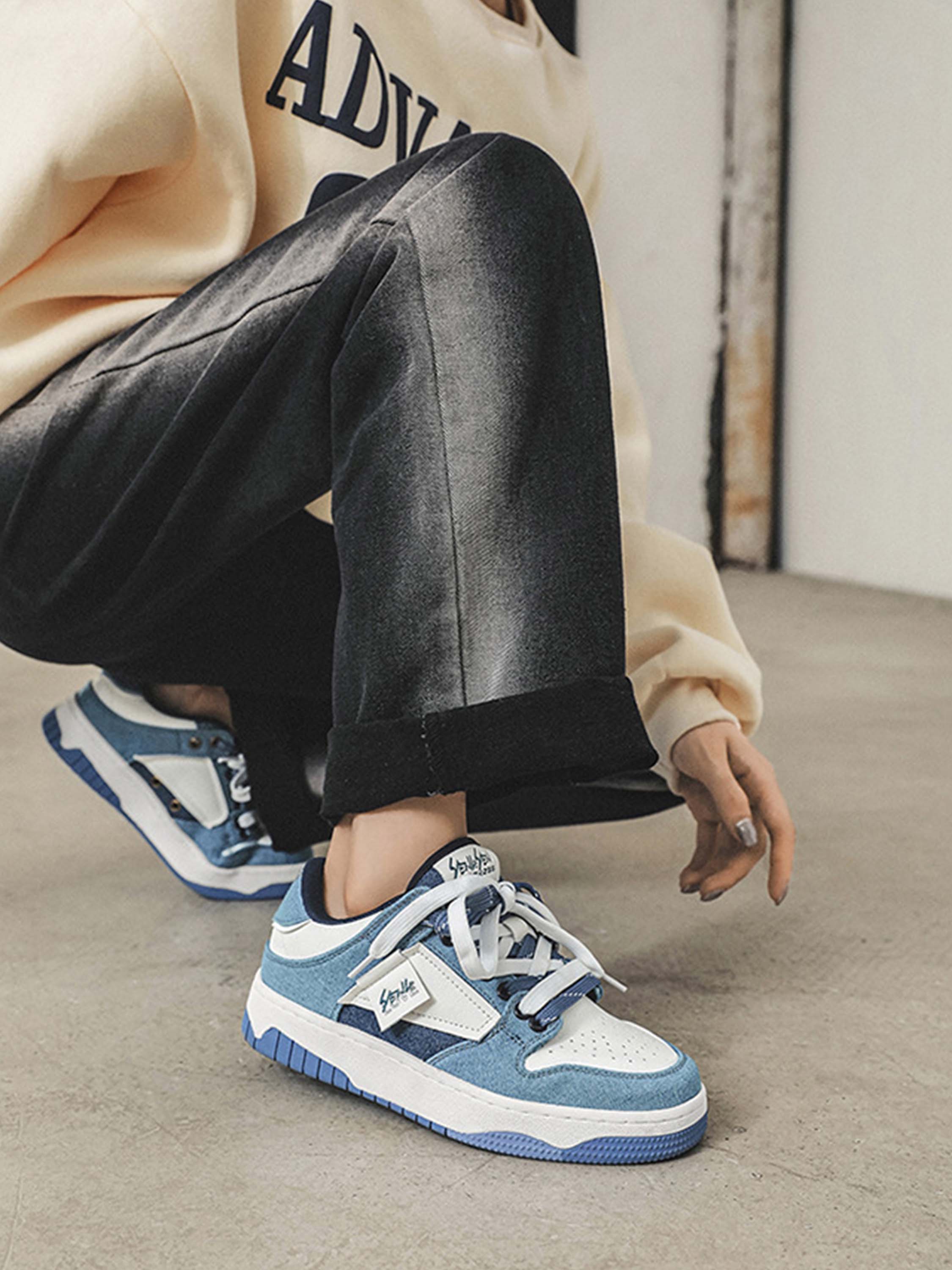 BLUE AND WHITE LOW-TOP SNEAKERS WITH ROUND TOE CASUAL DESIGN