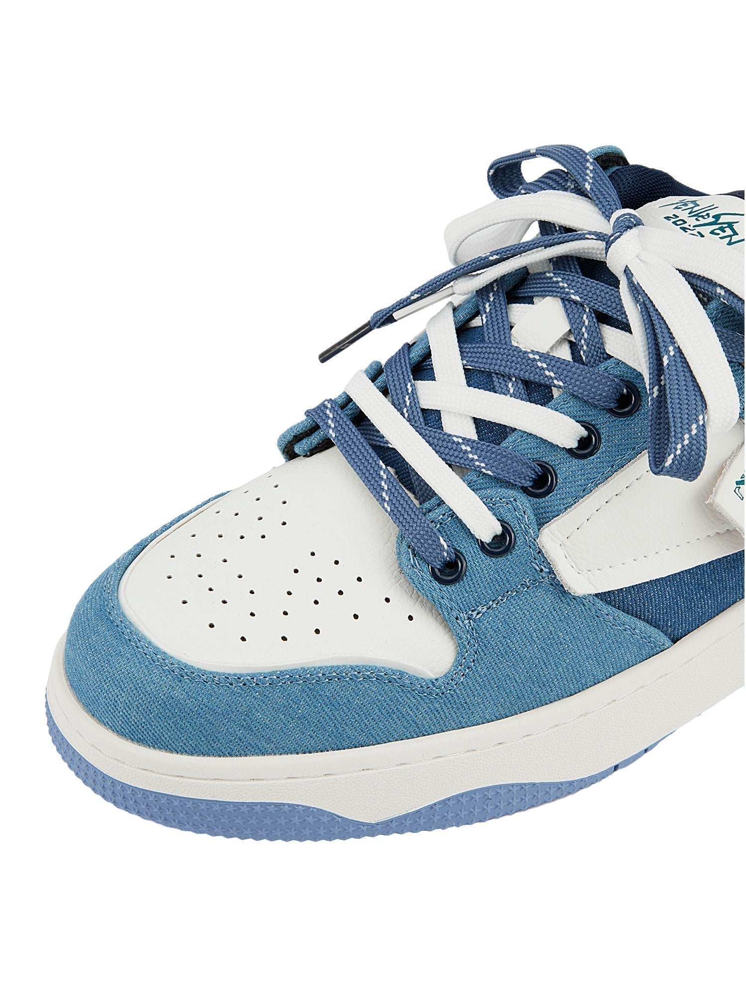 BLUE AND WHITE LOW-TOP SNEAKERS WITH ROUND TOE CASUAL DESIGN
