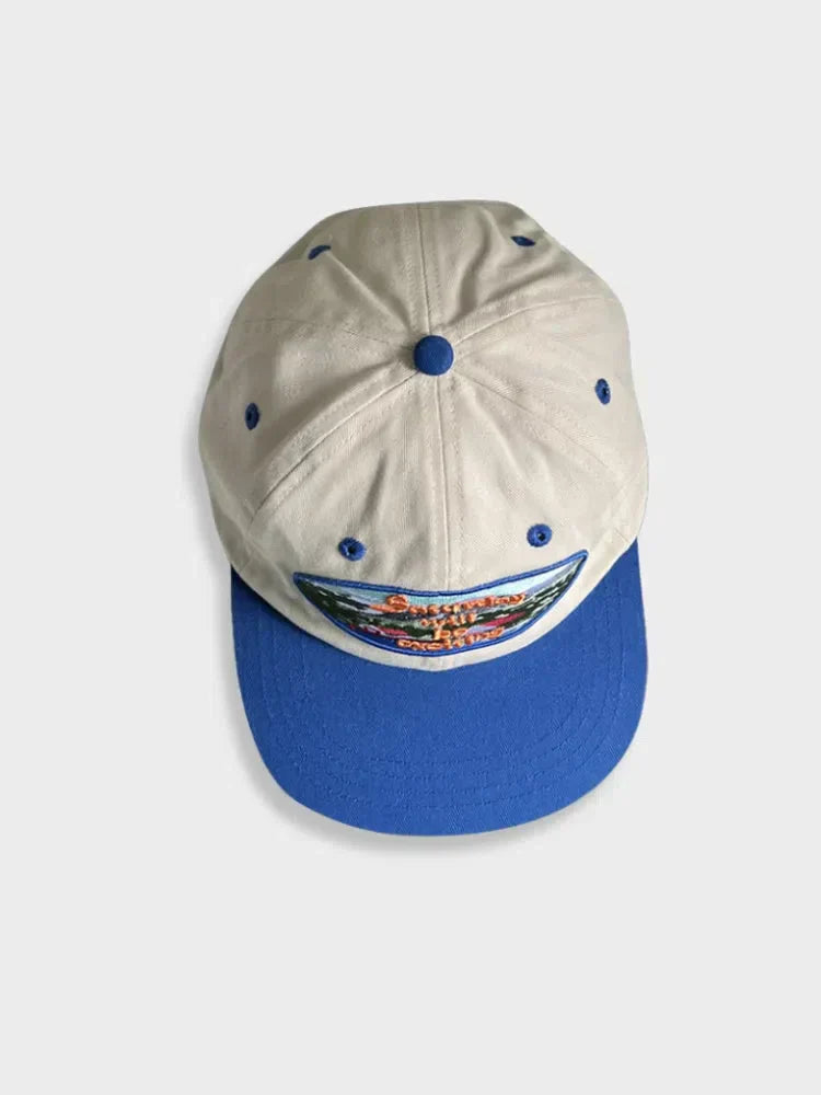 BLUE-BRIMMED BASEBALL CAP WITH EMBROIDERED PATCH - CASQUETTE UNISEXE COTON STREETWEAR