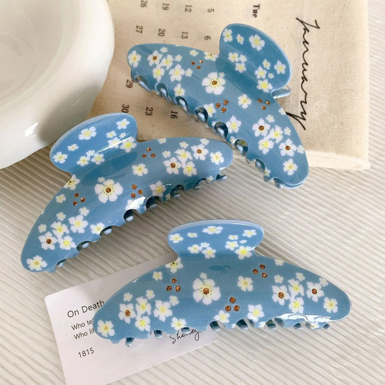 BLUE FLORAL CLAW HAIR CLIP FOR COTTAGECORE AESTHETIC HAIR STYLE