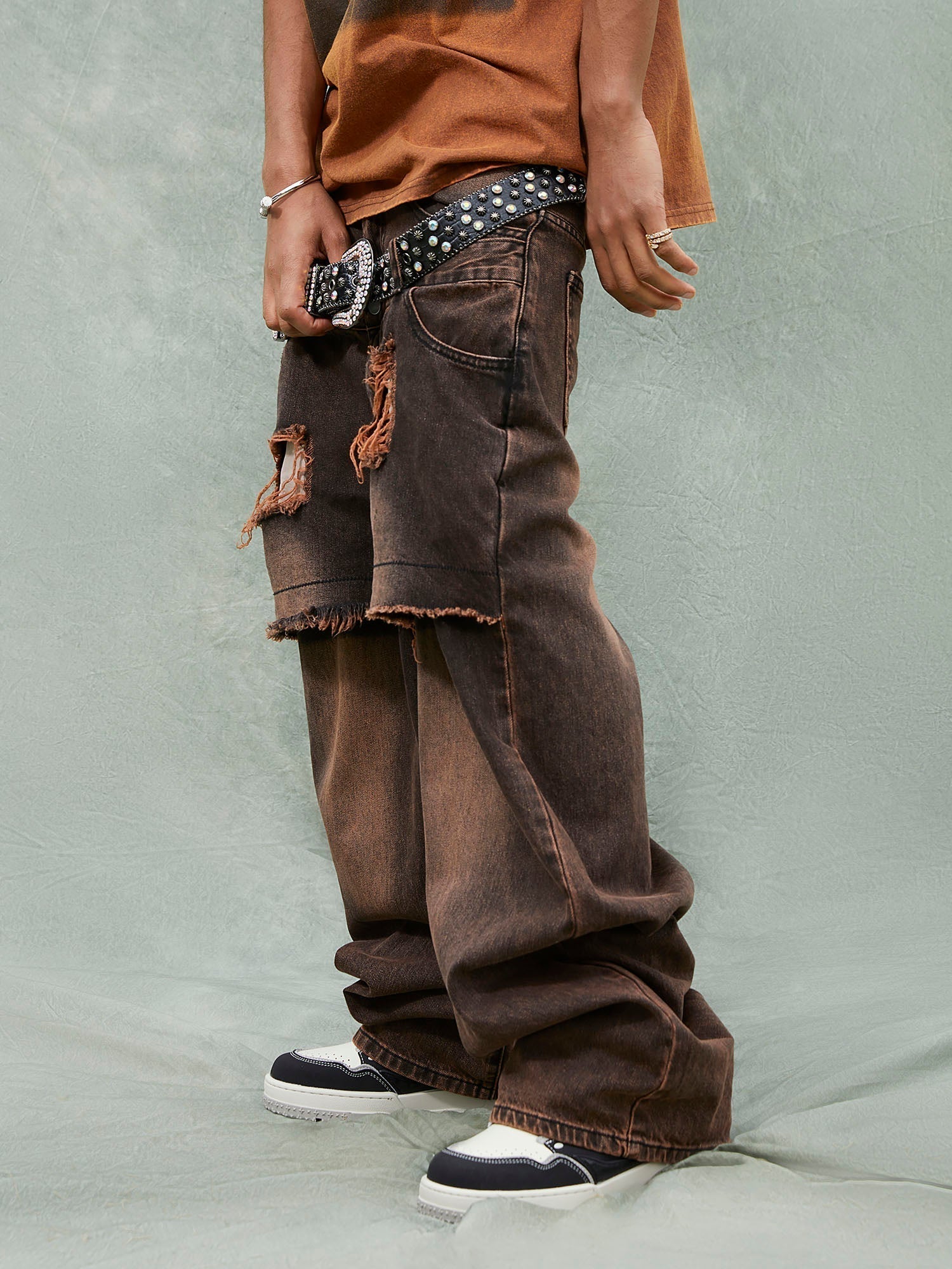 BROWN TIE-DYE SHIRT AND DISTRESSED JEANS LONG PANTS STRAIGHT LEG