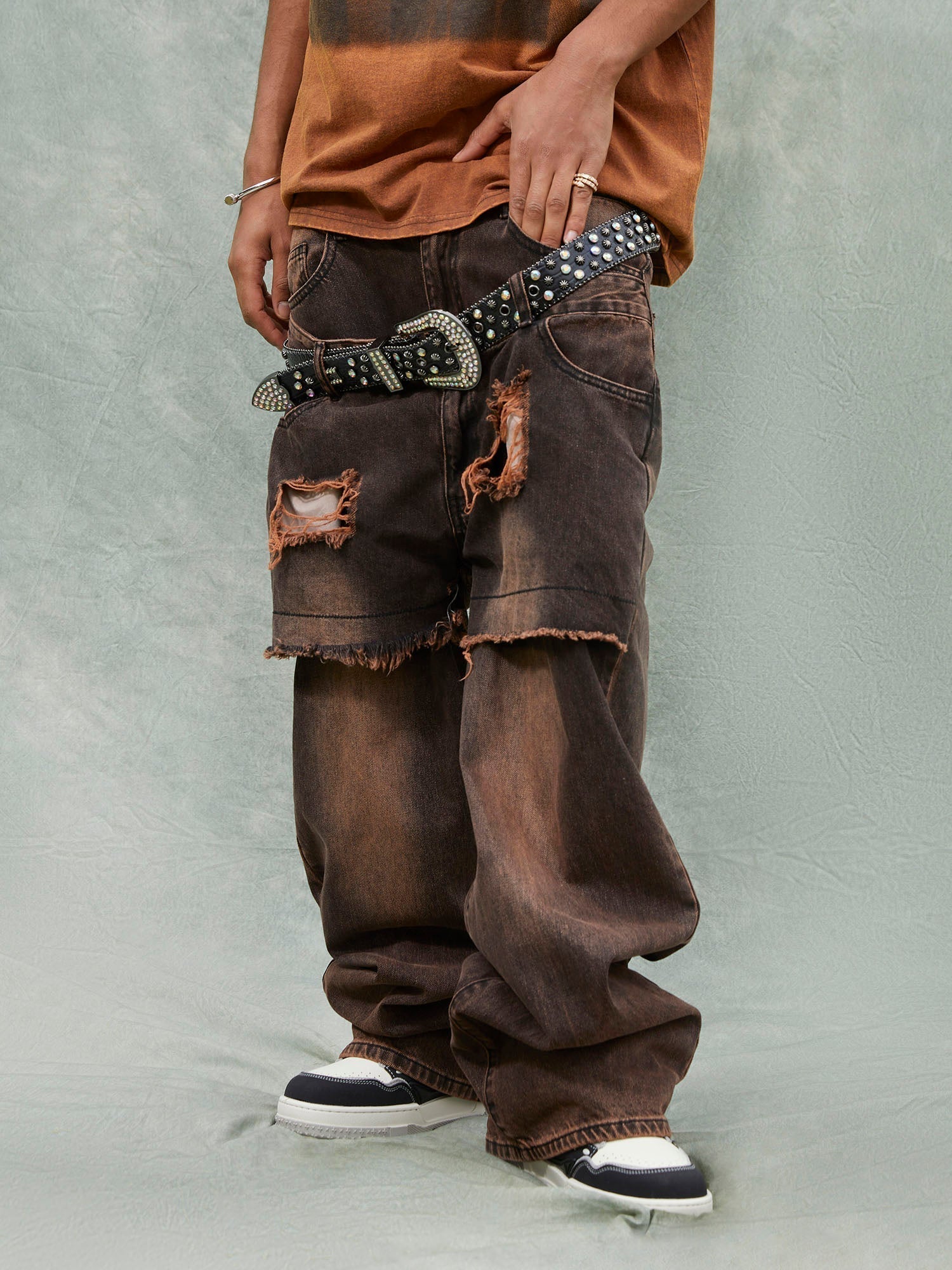 BROWN TIE-DYE SHIRT AND DISTRESSED JEANS LONG PANTS STRAIGHT LEG