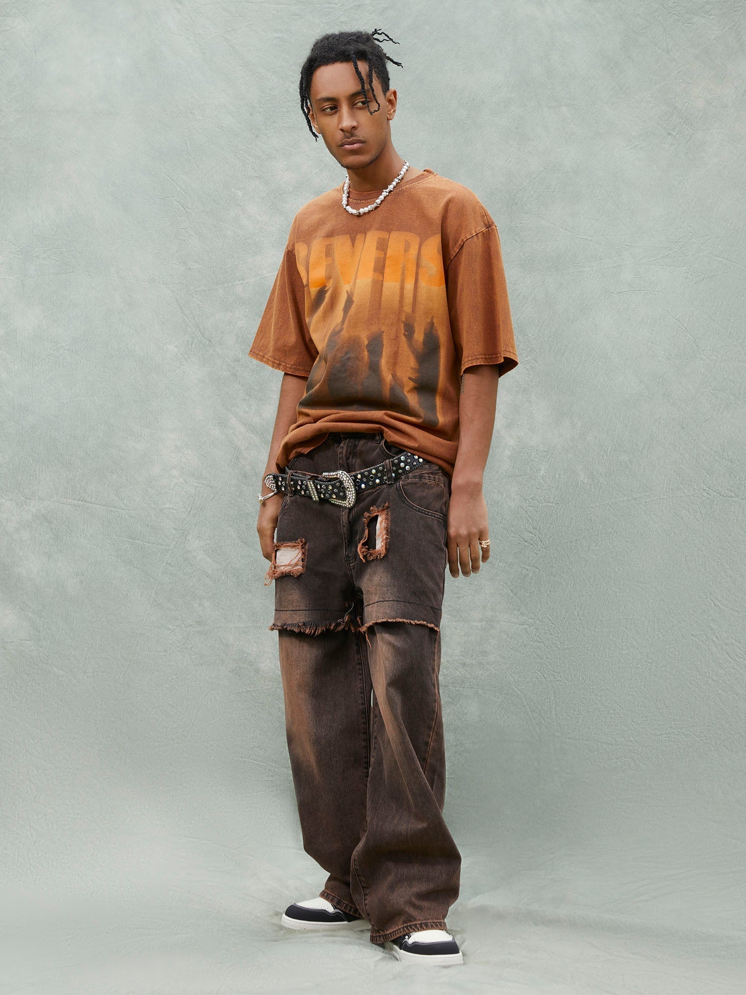 BROWN TIE-DYE SHIRT AND DISTRESSED JEANS LONG PANTS STRAIGHT LEG