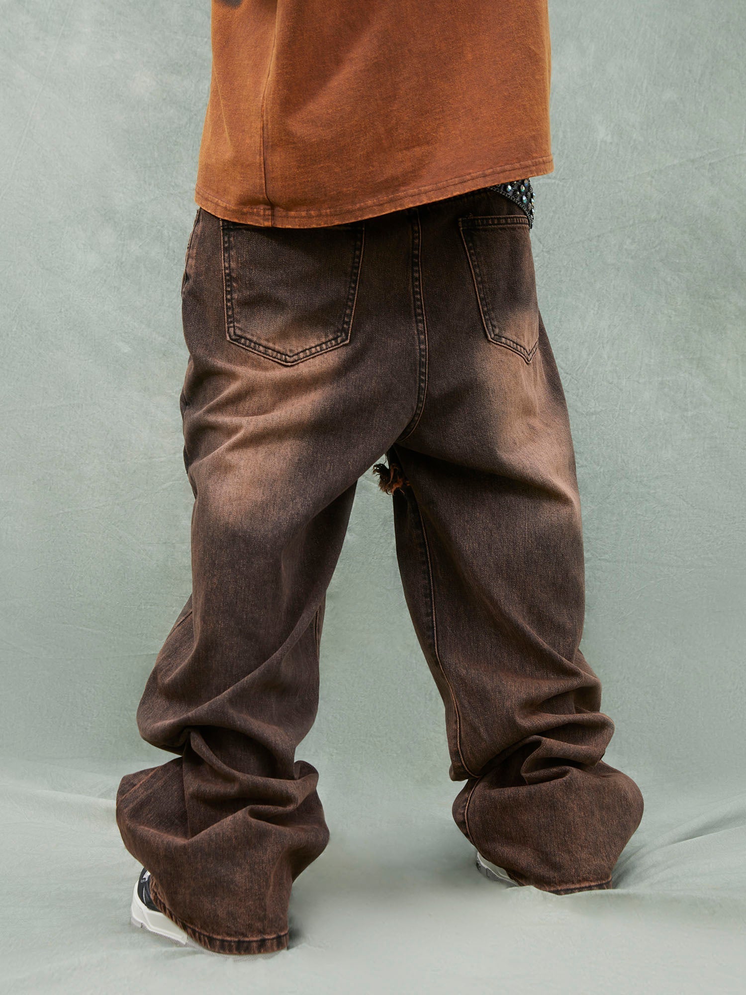 BROWN TIE-DYE SHIRT AND DISTRESSED JEANS LONG PANTS STRAIGHT LEG