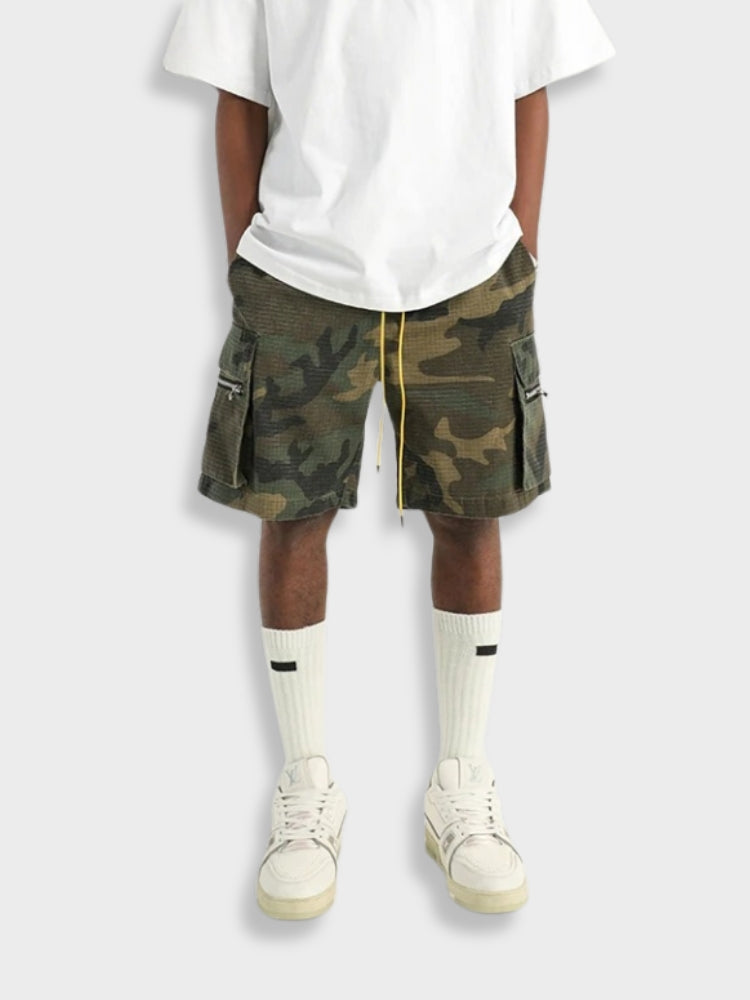 CAMO CARGO SHORTS WITH DRAWSTRING AND ADJUSTABLE WAIST FEATURES