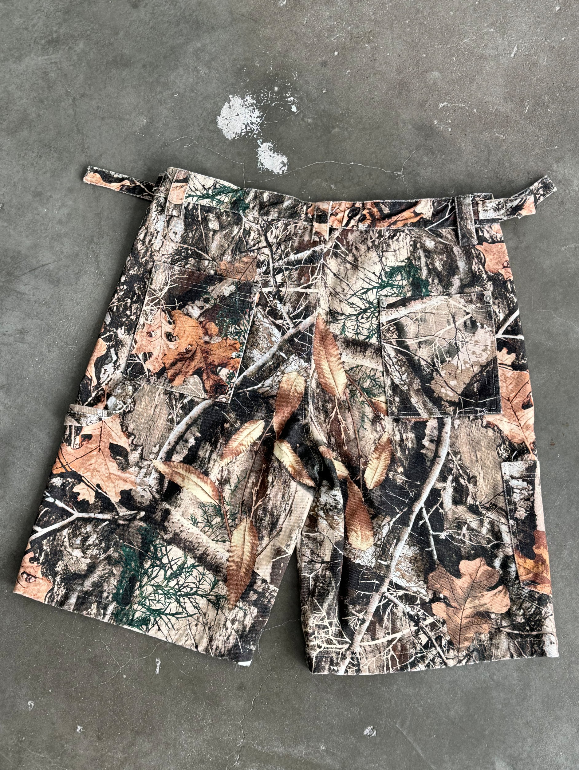 CAMOUFLAGE PATTERN SHORTS WITH WOOD PATTERN FOR ULTIMATE COMFORT