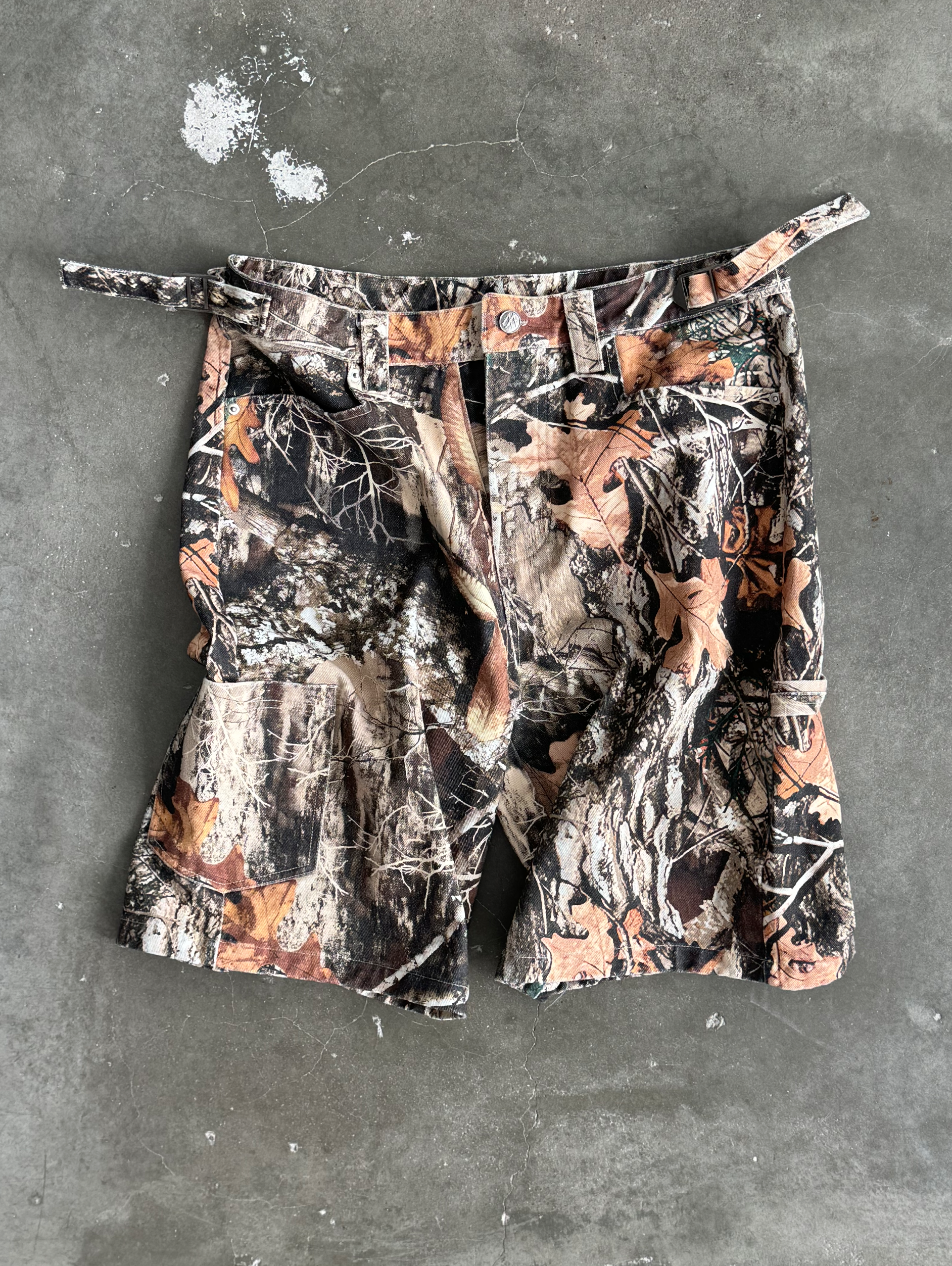 CAMOUFLAGE PATTERN SHORTS WITH WOOD PATTERN FOR ULTIMATE COMFORT