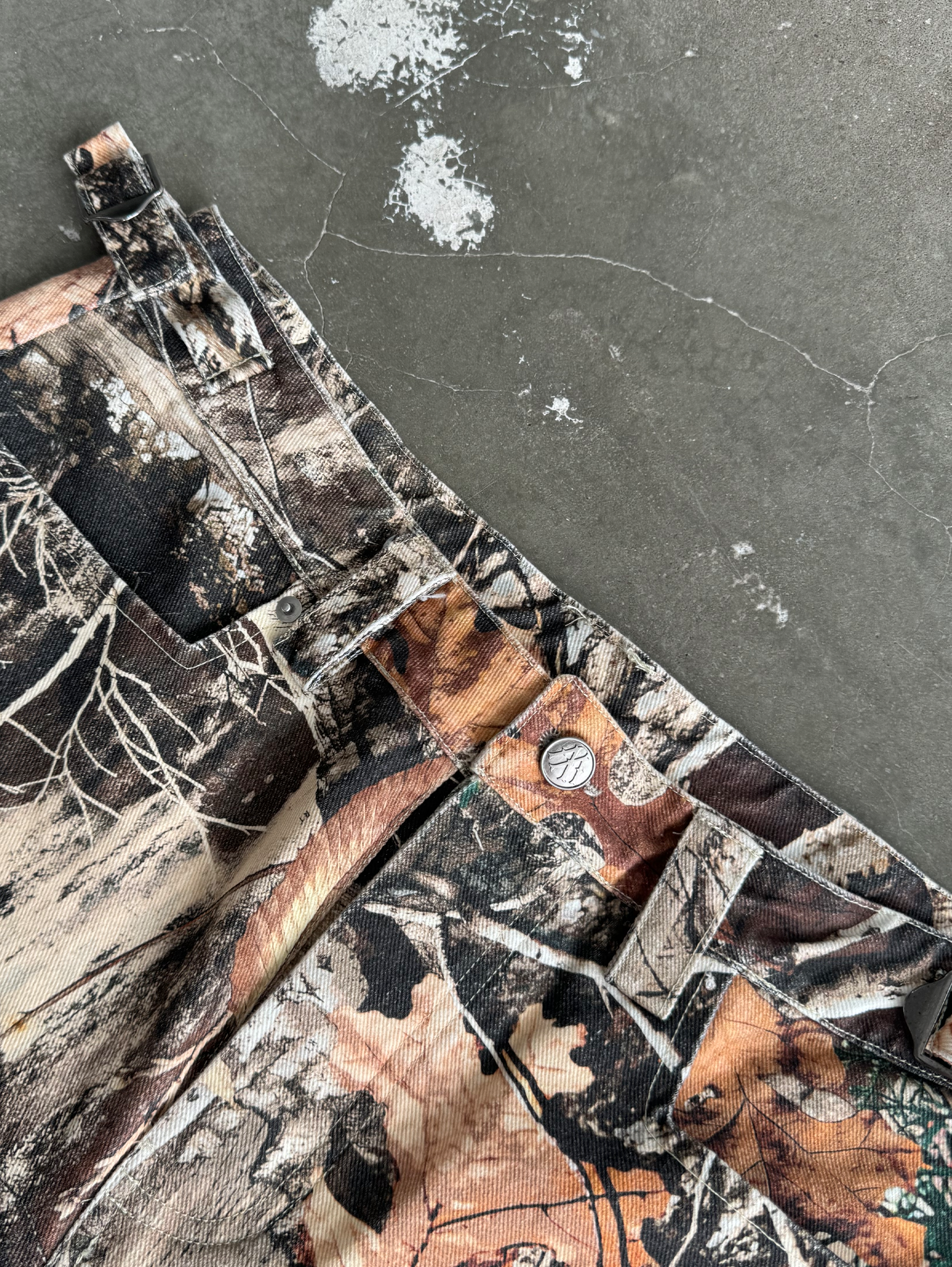 CAMOUFLAGE PATTERN SHORTS WITH WOOD PATTERN FOR ULTIMATE COMFORT