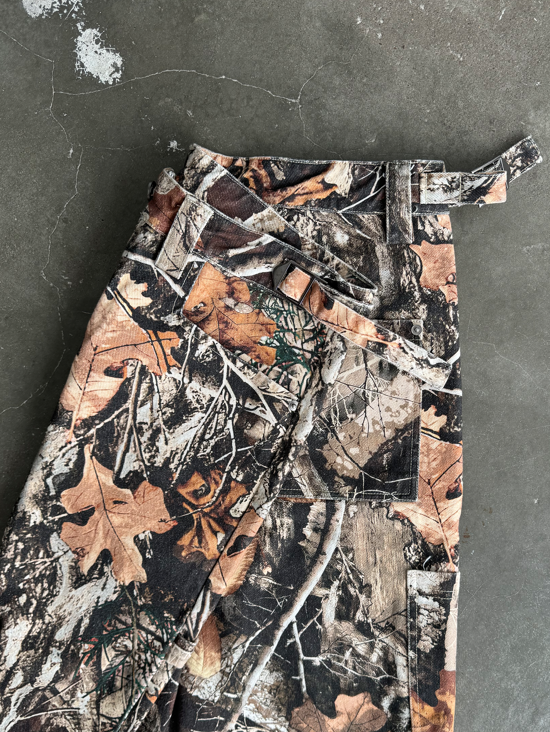 CAMOUFLAGE PATTERN SHORTS WITH WOOD PATTERN FOR ULTIMATE COMFORT