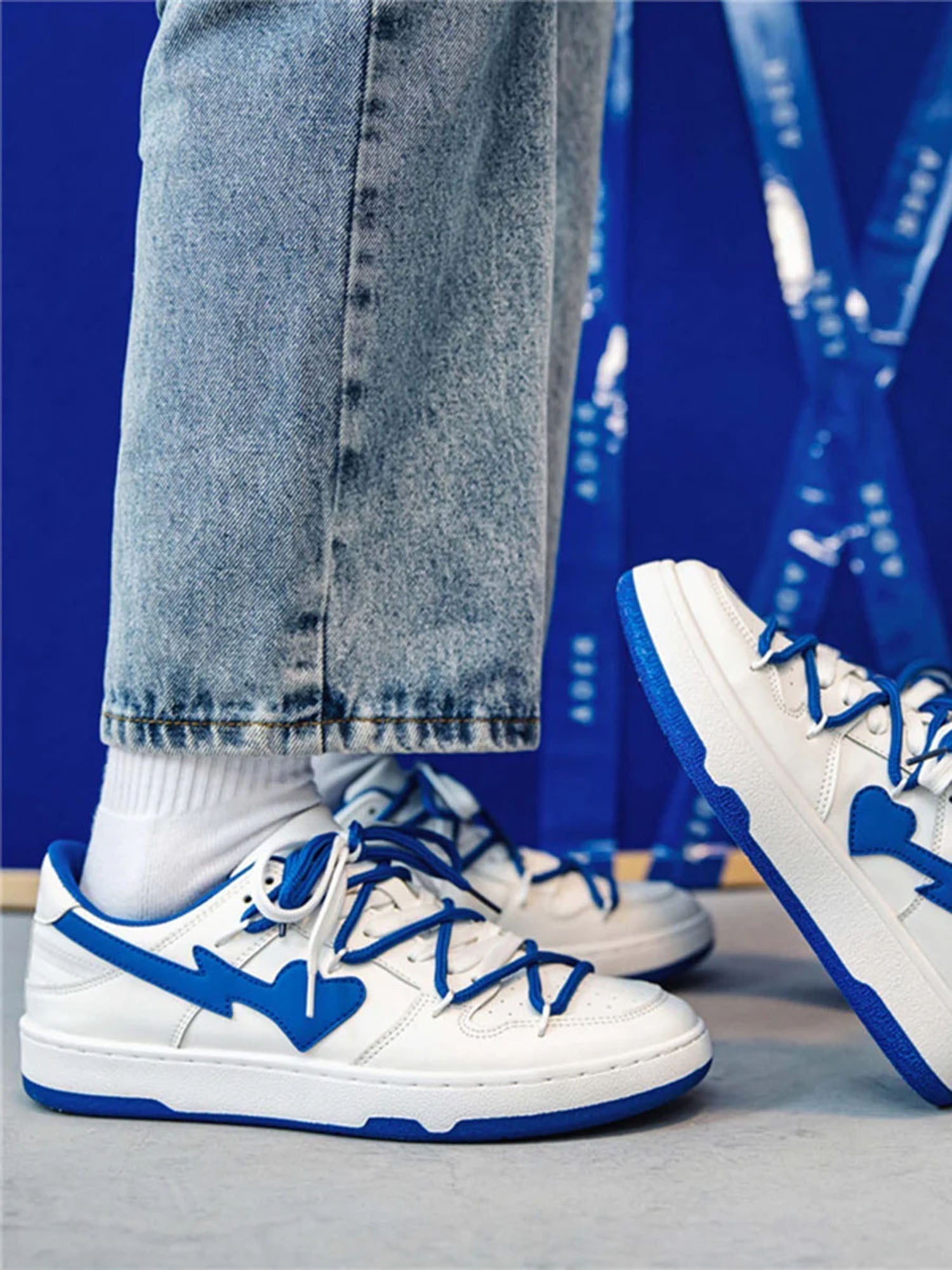 CASUAL ROUND TOE SNEAKERS IN WHITE AND BLUE - CASUAL ROUND FOOTWEAR