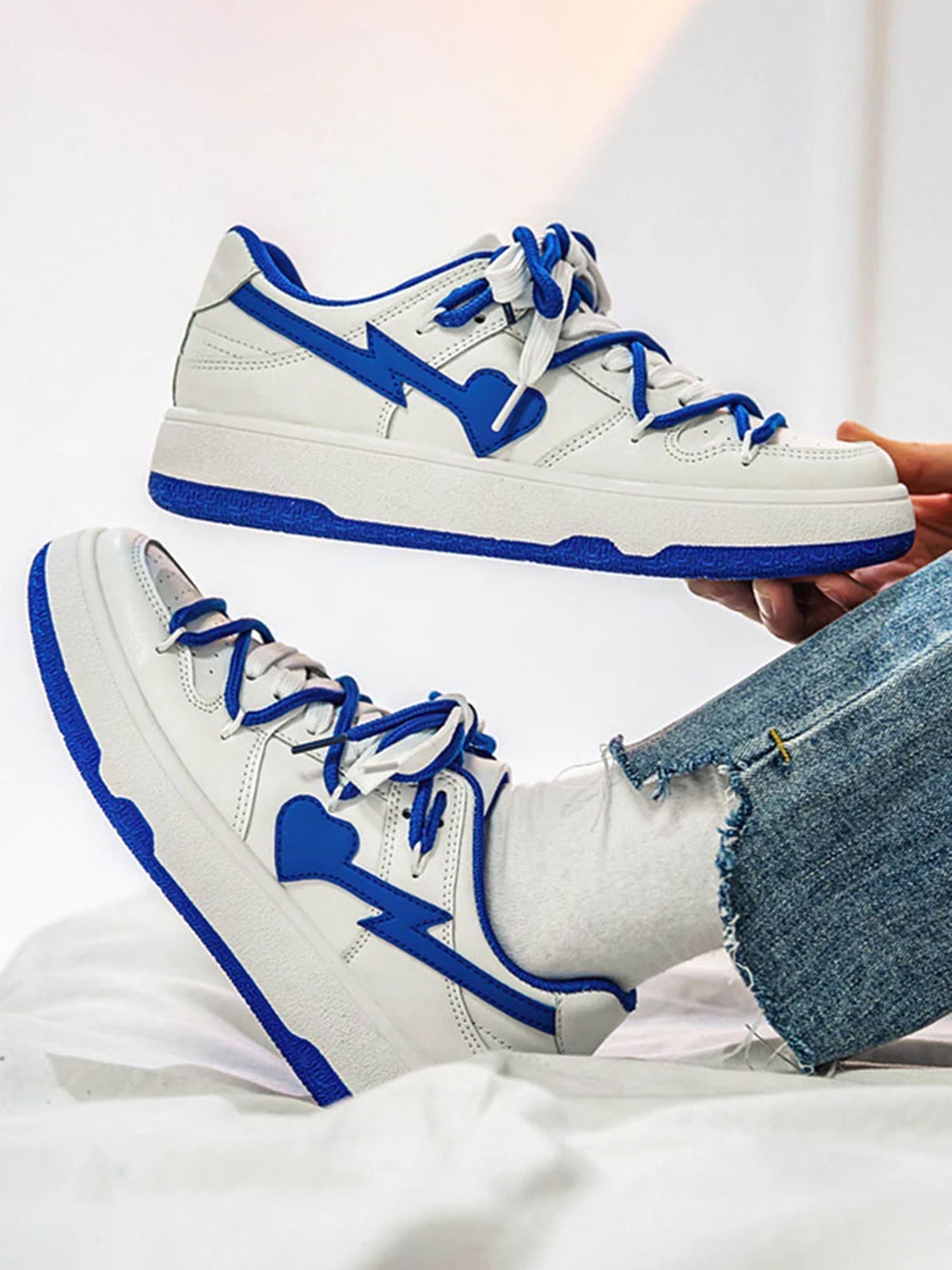 CASUAL ROUND TOE SNEAKERS IN WHITE AND BLUE - CASUAL ROUND FOOTWEAR