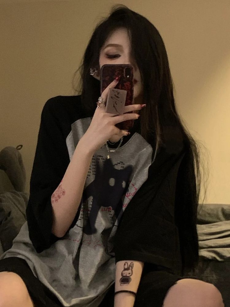 CAT GRAPHIC TEE WITH CHARMING CAT PRINT IN GRAY AND BLACK