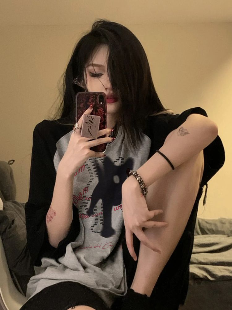 CAT GRAPHIC TEE WITH CHARMING CAT PRINT IN GRAY AND BLACK