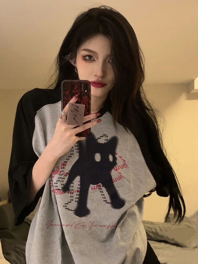 CAT GRAPHIC TEE WITH CHARMING CAT PRINT IN GRAY AND BLACK