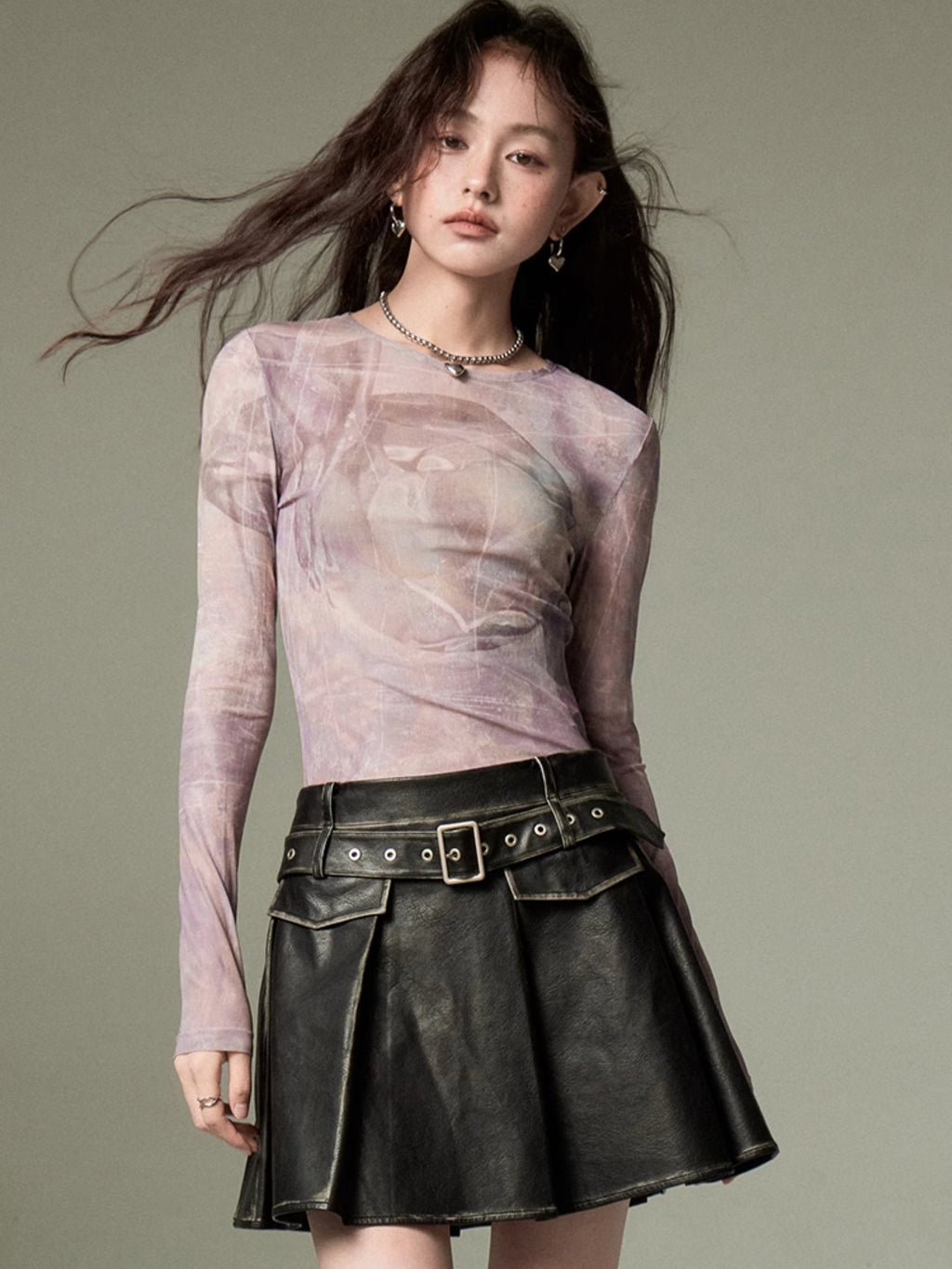 CHIC PLEATED MINI SKIRT IN BLACK FAUX LEATHER