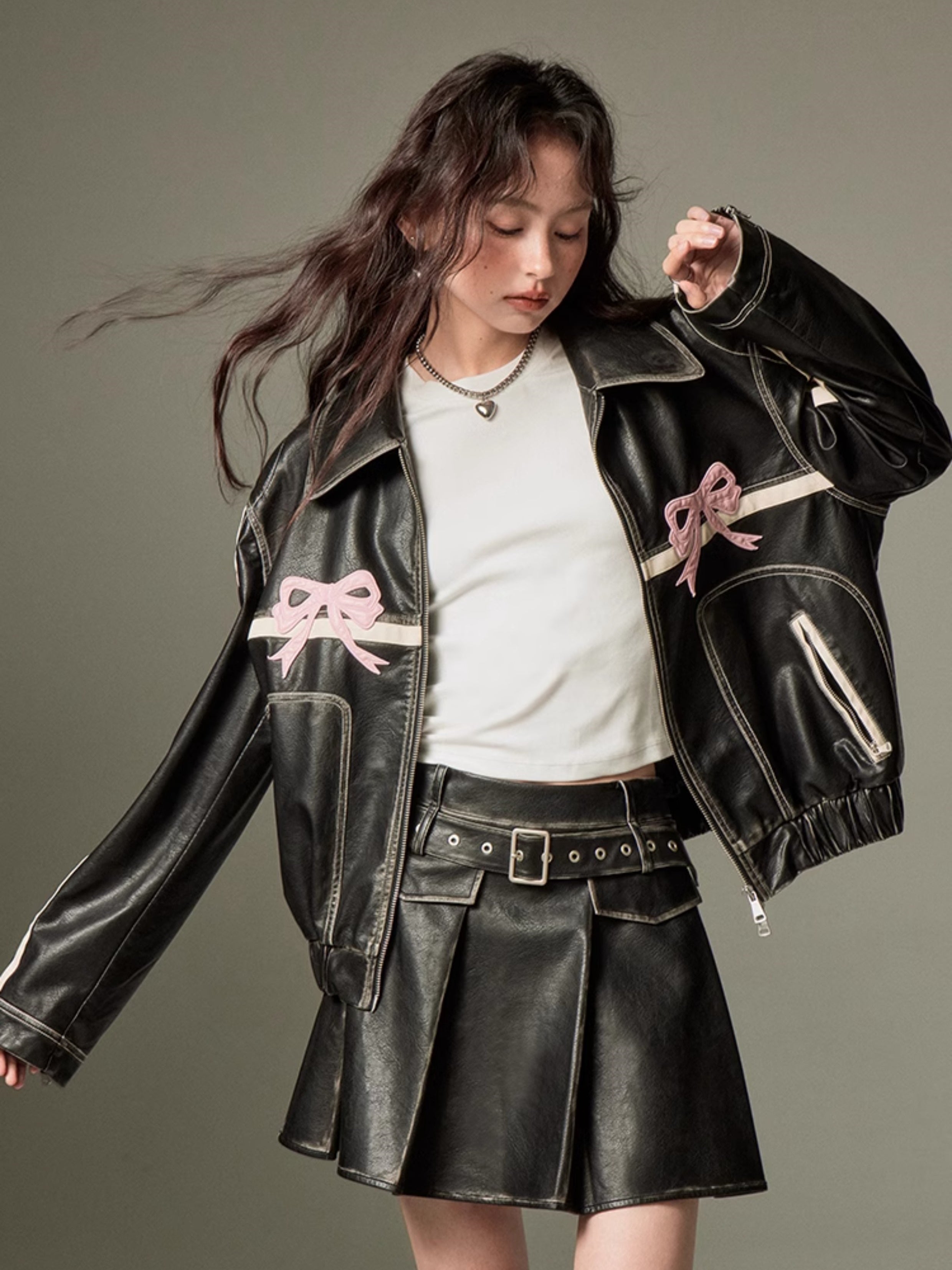 CHIC PLEATED MINI SKIRT IN BLACK FAUX LEATHER